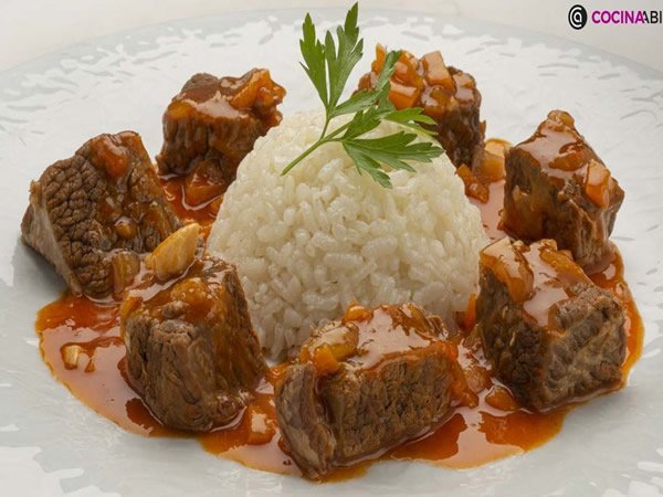 Carne en Salsa con arroz